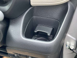 インパネの左右ドア側にドリンクホルダー装備です!