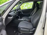 視界の確保に優れた設計で、運転しやすい車です。シンプルな操作で、スムーズな運転をサポート。安心して運転できる空間が広がっています。