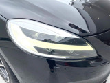【LEDヘッドライト】ハイビームを先行車や対向車にあてず、その両サイドではハイビーム照射を維持。見える範囲が段違いに広くなりました。北欧神話に登場するトールハンマーをモチーフにデザイン。