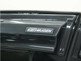 【無限 MUGEN 】ドアバイザー装備!ウインドウ開口時に浸入しがちの雨滴や他車が跳ね上げた雨水の浸入を防ぐなど、バイザーとしての利用快適性を大幅に向上!