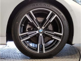 【BMWアロイホイル】軽量かつ強度に拘ったアロイホイル。走行性能ポテンシャルを引き出す設計。車の足元を引き締めてくれる大きなポイントはアロイホイルです。