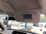 運転席のサンバイザーにはバニティーミラーが付いています。身だしなみのチェックにお使いいただけます。
