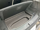 トランク下に収納入れが有ります。