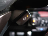 寒い日も素早く手元を温めるステアリングヒーター装備!運転中に触れることの多いエリアが温まり、冬季や寒冷地でも快適に運転できます。作動させてから30分後に自動的にOFFになります。