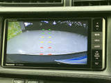 バックカメラとの連動で、安全確認をサポート。後退時の視界を広げ、駐車を容易にします。運転支援機能としても役立ちます。