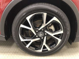 18インチ純正アルミホイール(225/50R18)装着です。