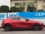 お色はマツダ独自の塗装のソウルレッドクリスタルメタリックが施されております。MAZDA3のデザインとの相性も良くより豊かな表情をお楽しみ頂けます。