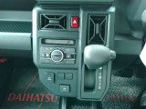 シフトレバー周りの写真です。エアコンはオートエアコンです。