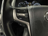 ステアリングスイッチ付きで、運転中に視線を前に向けたまま操作できます。