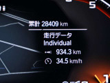 ドライバーの視線の先に広がる洗練されたデジタルメーター。必要な情報を見やすく表示しBMWらしい先進性とスポーティな世界観を演出します。走行中の情報を直感的に確認出来るドライバー中心のコックピットです。
