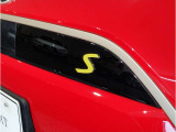 【ルームミラー一体型ETC車載器】ルームミラーの裏側に目立たない様に配置されたETCカード挿入口。スタイリッシュ且つ機能的なものとなっております。