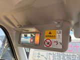 助手席サンバイザーにも照明付きミラーついていますよ☆