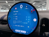 デジタルスピードメーター、航空機のコックピット操作箇所と同じ配色で目が疲れにくいように設計されてます。