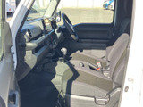 運転席側のドアを開けると、広々とした空間が広がります。使いやすさを追求した、快適な空間設計です。