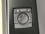 ドアミラーはオート格納機能付き。降車時にドアロックするとドアミラーが自動でたたみ、ドアロックを解除すると自動で開きます。