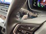 パドルシフトを装備!ステアリングから手を離さずに、手元のレバーでシフトアップ・ダウンの操作が可能です。ワインディングなどでは、自分でギアを選ぶスポーティな走りも楽しめます。