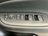運転席のスイッチで全てのウィンドウの開閉操作を行うことができます。ロックボタンをONにしておくと、運転席以外のウィンドウは作動しないのでお子様を乗せているときなども安心ですね♪