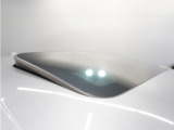 サンルーフのチルトアップ機構を活用すれば、効率の良い換気を行えます。全開放をしないので、落下物等の心配もなく安心です。