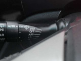 雨を感知すると自動的にワイパーが動くオートワイパーが付いています。