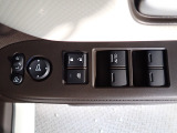 運転席のスイッチで全てのウィンドウの開閉操作を行うことができます。ロックボタンをONにしておくと、運転席以外のウィンドウは作動しないのでお子様を乗せているときなども安心ですね♪