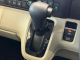 操作性の良いインパネシフト右側には電子制御パーキングブレーキを装備しております。ブレーキをかける事も解除する事もカンタンに行えます!