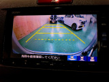 バックカメラの画像です。ガイドラインがスムースな車庫入れをサポートいたします。車庫入れの安心感がアップしますね。