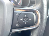 【ステアリングスイッチ】運転中、前方から目線をそらさずにオーディオ等の操作ができるよう、適切に配置されたスイッチ類。安心&快適なドライブを演出してくれる便利な機能です。