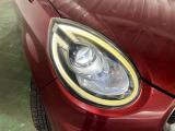 白く明るい光で夜間走行をサポートするLEDヘッドランプを搭載