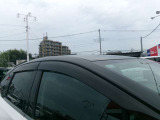 プラスチックバイザー付車で雨の日の換気が快適に。走行中に窓を少し開けても雨が入りにくく、湿気やタバコの煙を排出します。