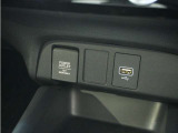 ◆USBチャージャー、12Vの電源ソケット◆使いやすい場所に装備されています。