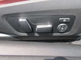 運転席メモリー付きフロント電動シート装備。