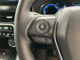 運転中、オーディオの操作をしてて、ハッとしたことはありませんか?ステアリングスイッチは、運転中でもハンドルでオーディオの操作が可能です。安全なドライブをサポートします。