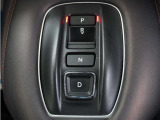 シフトはボタン操作となっており、直感的な操作性により、ドライバーの快適な運転を支援。P・N・Dは押す、Rは引くという人間の感覚にマッチした操作感です。