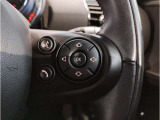 MINIの内装はとにかく『円』に拘ったデザインコンセプトが一目で伝わってきます。これほど円形に拘った車は他に御座いません。伝統のデザイン、トグルスイッチなど遊び心のある内装で御座います。