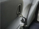 ◆コンビ二フック◆ちょっとした買い物の袋を吊り下げたり、ゴミ袋を吊り下げられるコンビニフックがあり車内を転がらず便利です!