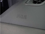 ◆助手席エアバッグ◆SRSエアバッグは、シートベルトだけでは防ぎきれない衝突時の衝撃から乗員を守るための安全装置。衝突時に瞬時に膨らみ、頭部や胸部がダッシュボードに直接衝突するのを防ぎます。