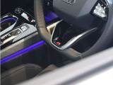 内装はシンプルに使い勝手を考え作られています。お車を運転する感覚をダイレクトに体感して頂けます。室内も広くロングドライブにも快適にお過ごしいただけます。