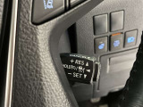 クルーズコントロール機能付きです。走行中に先行車の様子を検知しながら、設定した車速の範囲内で先行車との距離のキープを支援します。詳細は販売店スタッフまでおたずねください。