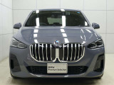 一目でBMWと解る存在感。象徴的なキドニーグリルを中心にシャープなヘッドライトと力強い表情が融合。スポーティーさとエレガンスを兼ね備えたBMWならではのフロントフェイスです。