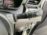 操作しやすいウインカーレバーで、スムーズな車線変更をサポート。直感的な操作感で、安全運転をサポートします。日常の運転を安心に。