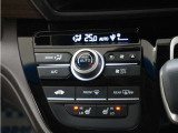 フルオートエアコン搭載。好みの温度に設定するだけで、風向や風量を自動でコントロール!いつでも快適な車内環境に。さらに、体を直接温めるシートヒーター付きで寒い季節も暖かく過ごせます。