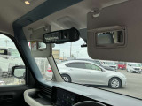 運転席・助手席ともにバニティミラーがあり身だしなみチェックに役立ちます。
