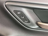 運転席シ-トポジションメモリー(2メモリ-)、ドライバー2名分のシ-トポジションを記憶・再現できる機能を搭載しています