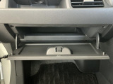 【収納部】パッと手に取りたい小物の置き場に便利。その他、沢山の収納部がございます。