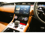 インタラクティブドライバーディスプレイと11.4インチ大型タッチスクリーンを備えています。走行情報やナビゲーション画面を鮮明に表示し、直感的な操作が可能です。