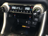 EVモード中でも、エンジンを可能な限り作動させず、省電力で車内を暖め、EV走行距離への影響の少ないヒートポンプオートエアコン!乗車前からエアコン操作が可能なリモートエアコンシステムも搭載!