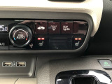 【シートヒーター(運転席・助手席)】シートを素早く温め、冬場でも快適にお使いいただけます。