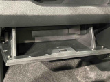 大きな荷物を収納できる、便利な助手席グローブボックス