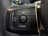 MINIの運転席操作部は、中央に構えるディスプレイが最大の特徴です。航空機を思わせるトグルスイッチなど、直感的で遊び心のあるメカニカルな操作感が、ゴーカートのような走りの高揚感を高めます。