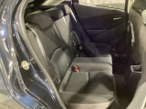 人間が歩行時に行っている「頭部の安定(目線の安定)」を車内でも再現する為、骨盤を支えて姿勢を崩しにくくするシート設計が取り入れられています!